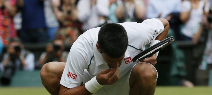 Novak Djokovič ochutnává vítěznou trávu po triumfu na turnaji