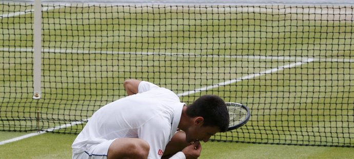 Novak Djokovič po výhře ve Wimbledonu snědl kus trávy