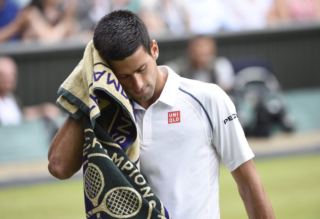 Novak Djokovič ve finálovém zápasu Wimbledonu proti Rogerovi Federerovi