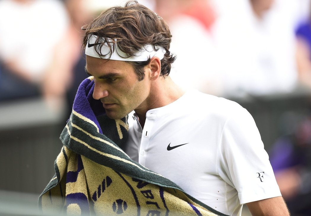 Federer při finále Wimbledonu s Novakem Djokovičem