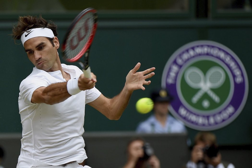 Roger Federer ve finále Wimbledonu proti Novakovi Djokovičnovi