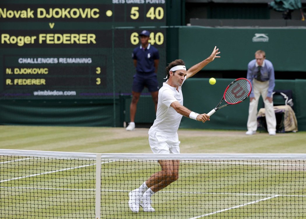 Roger Federer při své oblíbené disciplíně, hře na síti