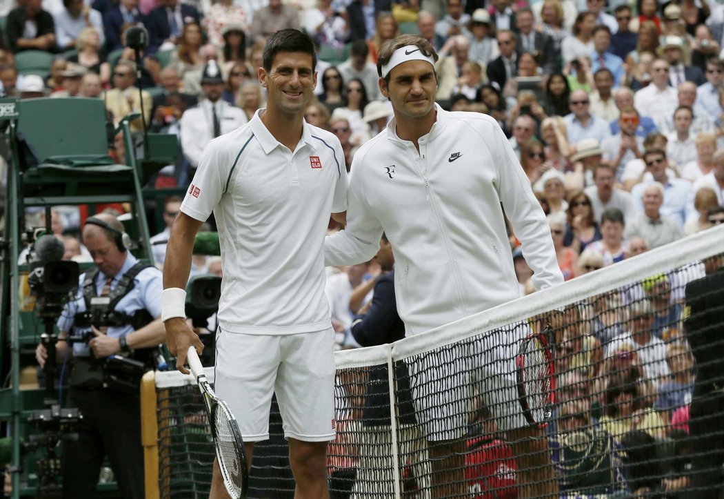 Novak Djokovič a Roger Federer před zahájením finále Wimbledonu