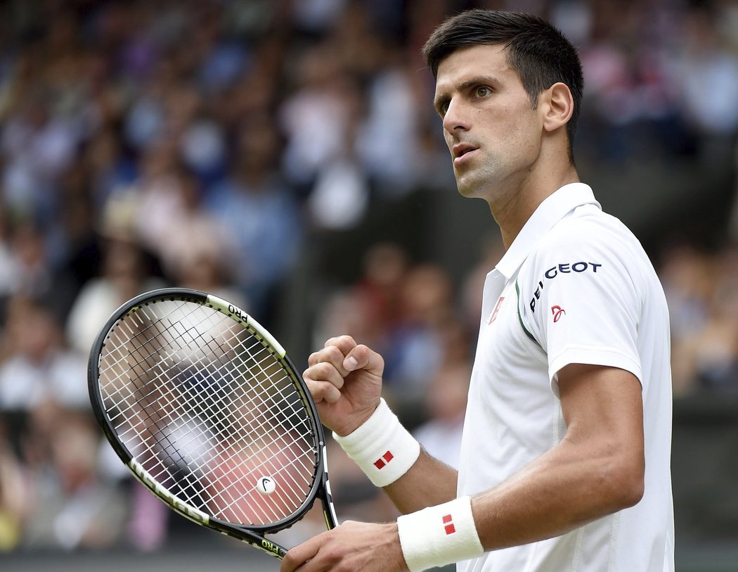 Novak Djokovič po jednom z mnoha vítězných úderů v utkání s Federerem