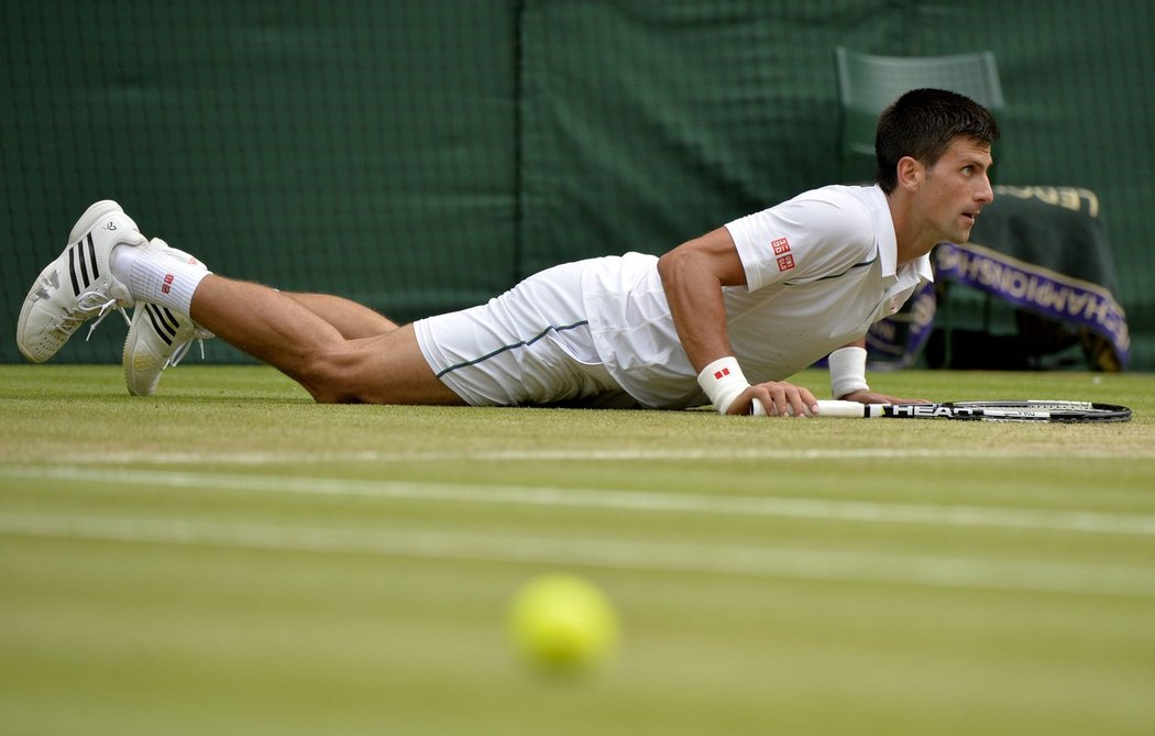 Novak Djokovič se během finále Wimbledonu s Federerem ocitl několikrát na zemi