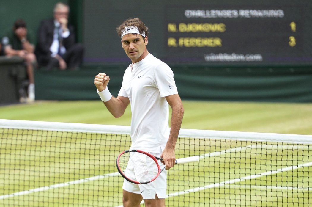 Roger Federer po jednom z povedených úderů proti Novaku Djokovičovi