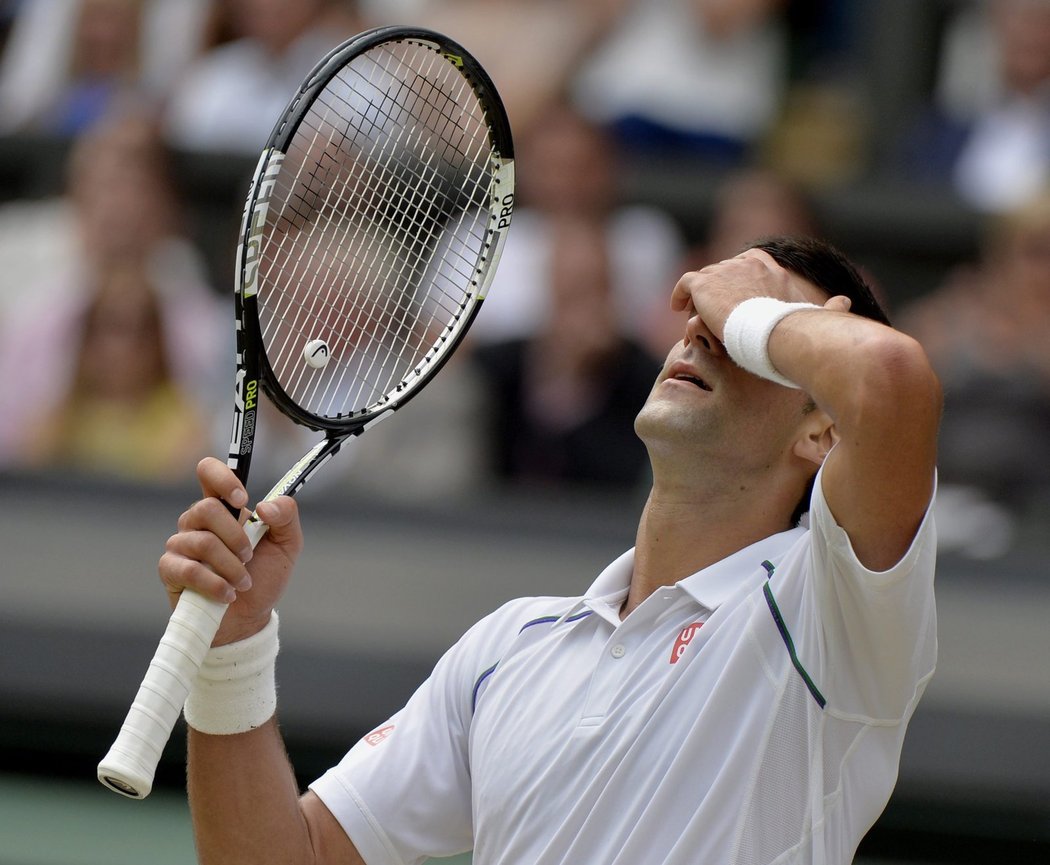 Co jsem to zahrál? Djokovič se zlobí sám na sebe při finále Wimbledonu