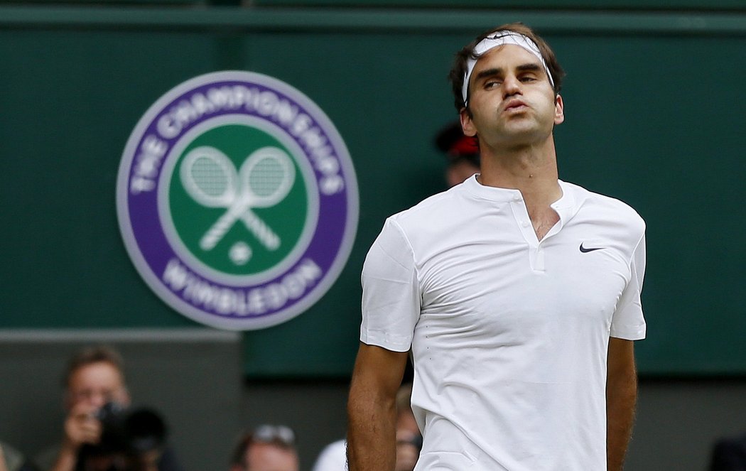Zklamaný Roger Federer při finále Wimbledonu s Novakem Djokovičem