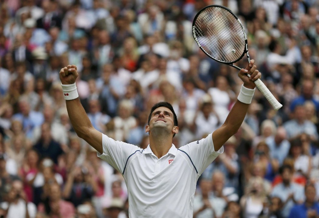 Novak Djokovič se raduje z výhry ve Wimbledonu