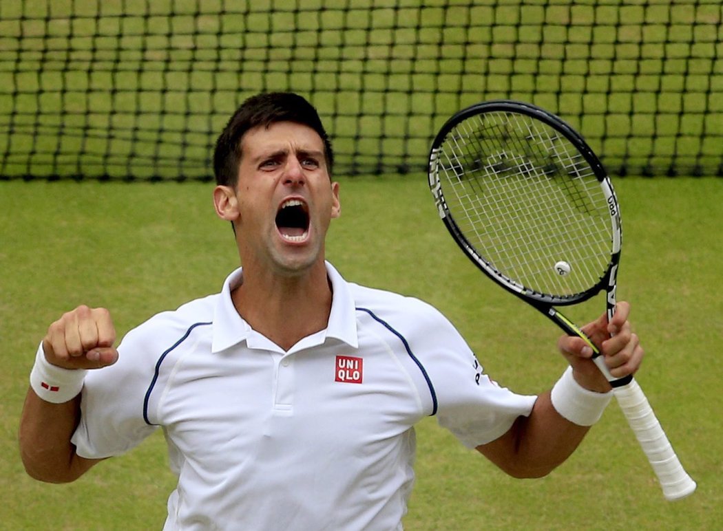 Euforie Novaka Djokoviče po výhře ve Wimbledonu