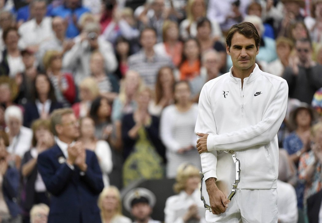 Poražený Roger Federer po finále Wimbledonu