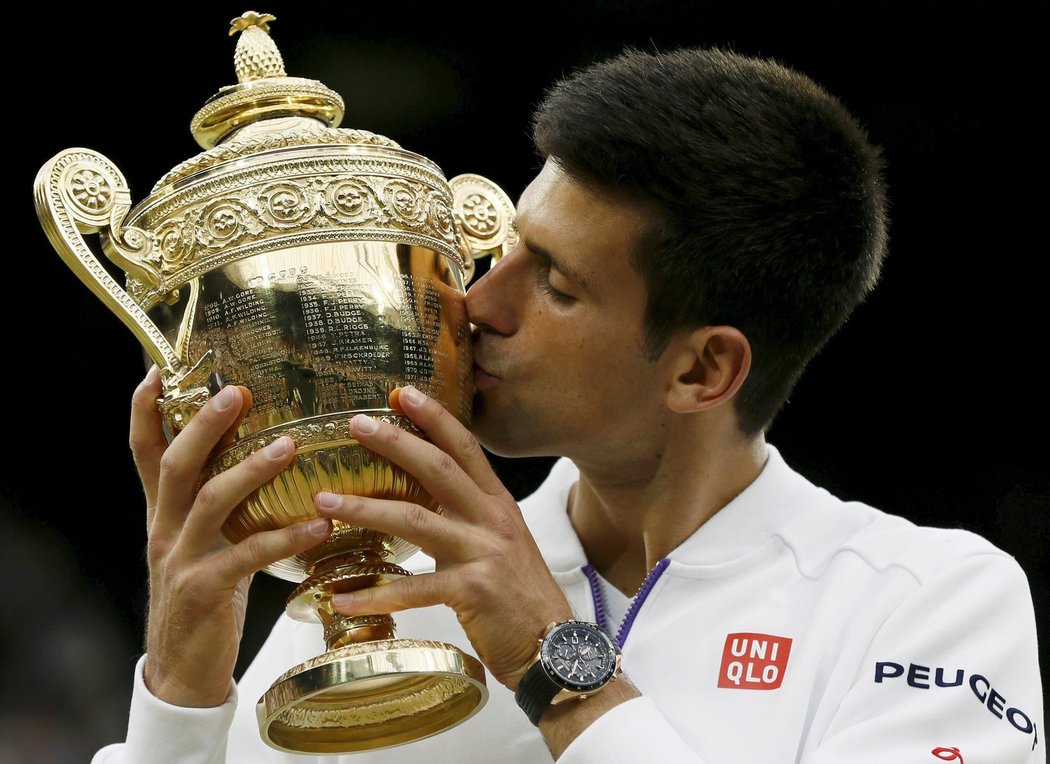 Novak Djokovič líbá pohár pro vítěze Wimbledonu