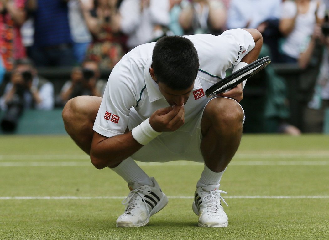 Novak Djokovič ochutnává vítěznou trávu po triumfu na turnaji