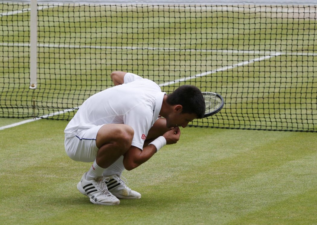 Novak Djokovič po výhře ve Wimbledonu snědl kus trávy