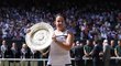 Francouzská tenistka Marion Bartoliová si užívá s trofejí pro vítězku Wimbledonu, byl to její první triumf na grandslamovém turnaji v kariéře