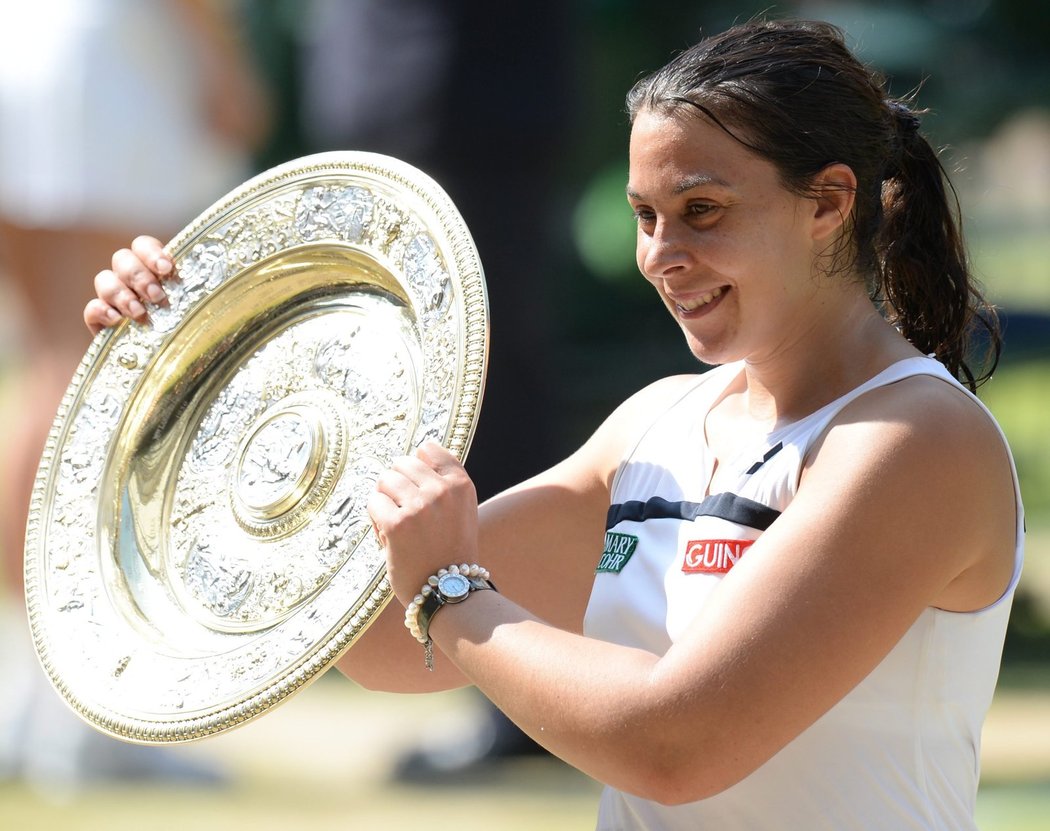 Francouzská tenistka Marion Bartoliová si užívá s trofejí pro vítězku Wimbledonu, byl to její první triumf na grandslamovém turnaji v kariéře