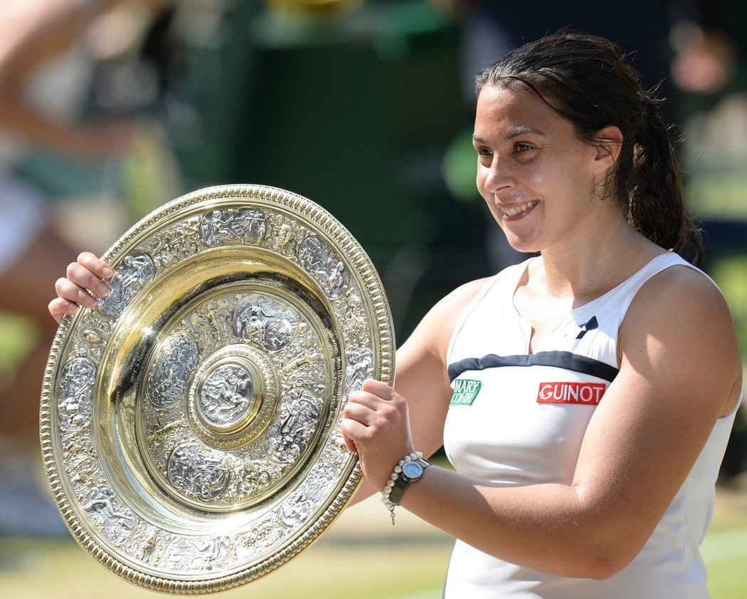 Francouzská tenistka Marion Bartoliová si užívá s trofejí pro vítězku Wimbledonu, byl to její první triumf na grandslamovém turnaji v kariéře