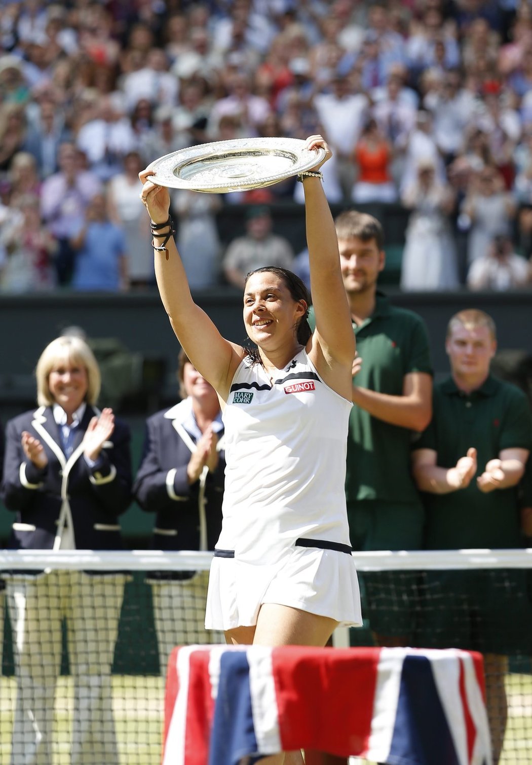 Francouzská tenistka Marion Bartoliová si užívá s trofejí pro vítězku Wimbledonu, byl to její první triumf na grandslamovém turnaji v kariéře