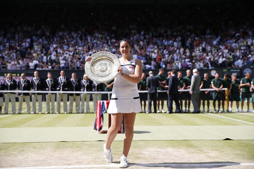 Francouzská tenistka Marion Bartoliová si užívá s trofejí pro vítězku Wimbledonu, byl to její první triumf na grandslamovém turnaji v kariéře