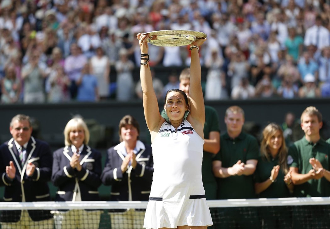 Francouzská tenistka Marion Bartoliová si užívá s trofejí pro vítězku Wimbledonu, byl to její první triumf na grandslamovém turnaji v kariéře