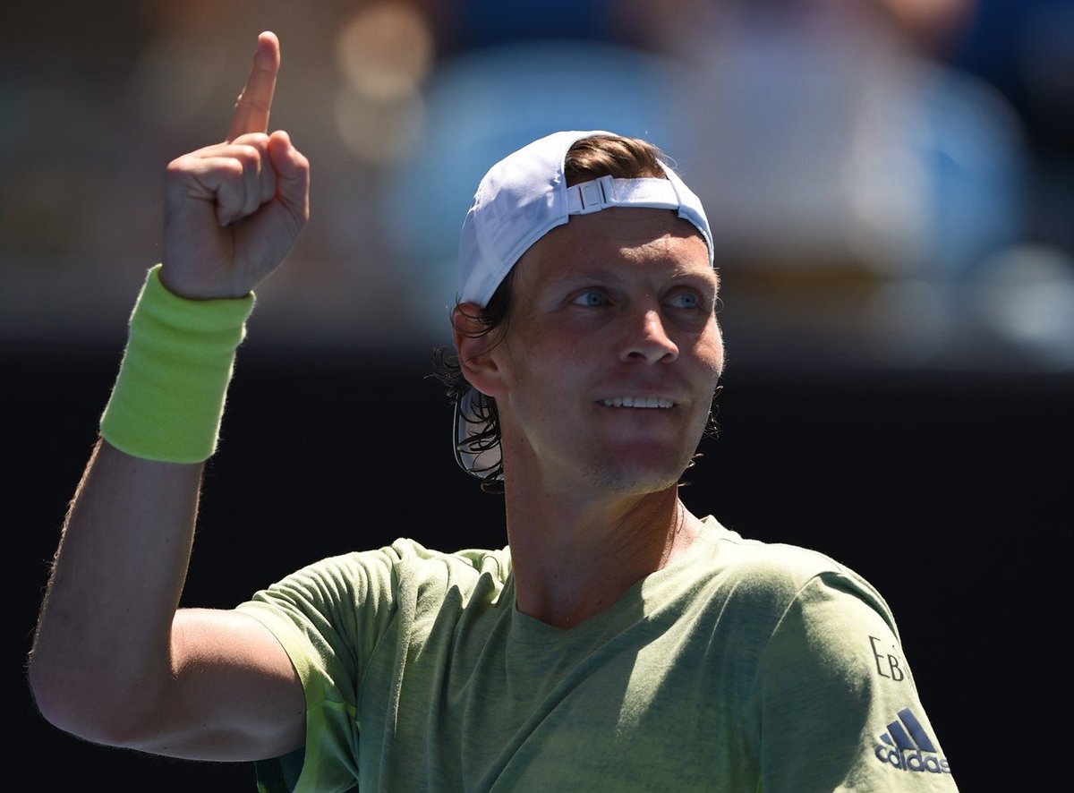 Tomáš Berdych se utká s vítězem utkání mezi Švýcarem Rogerem Federerem a Maďarem Mártonem Fucsovicsem.