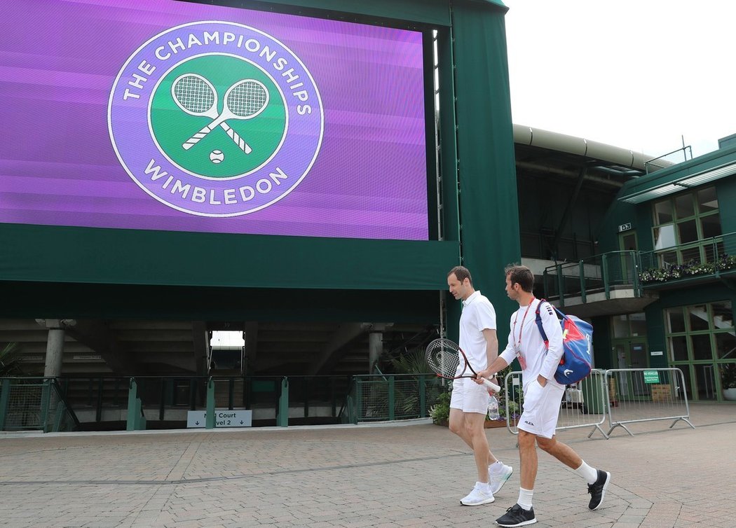 Radek Štěpánek s Petrem Čechem ve slavném Wimbledonu, kde už v pondělí vypukne třetí grandslam roku