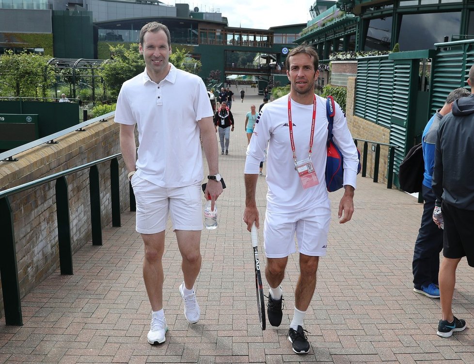 Dva kamarádi. Fotbalový brankář Petr Čech (vlevo) a tenisový veterán Radek Štěpánek se spolu setkali ve Wimbledonu.
