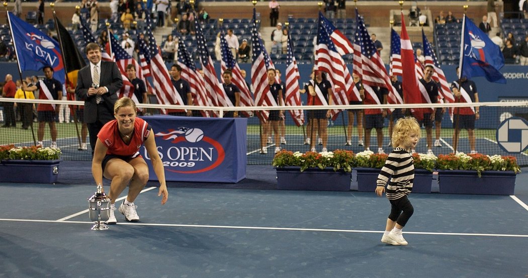 Fotky, které obletěly svět! Kim Clijsters se svojí dcerkou Jadou při vyhlášení šampionky US Open 2009
