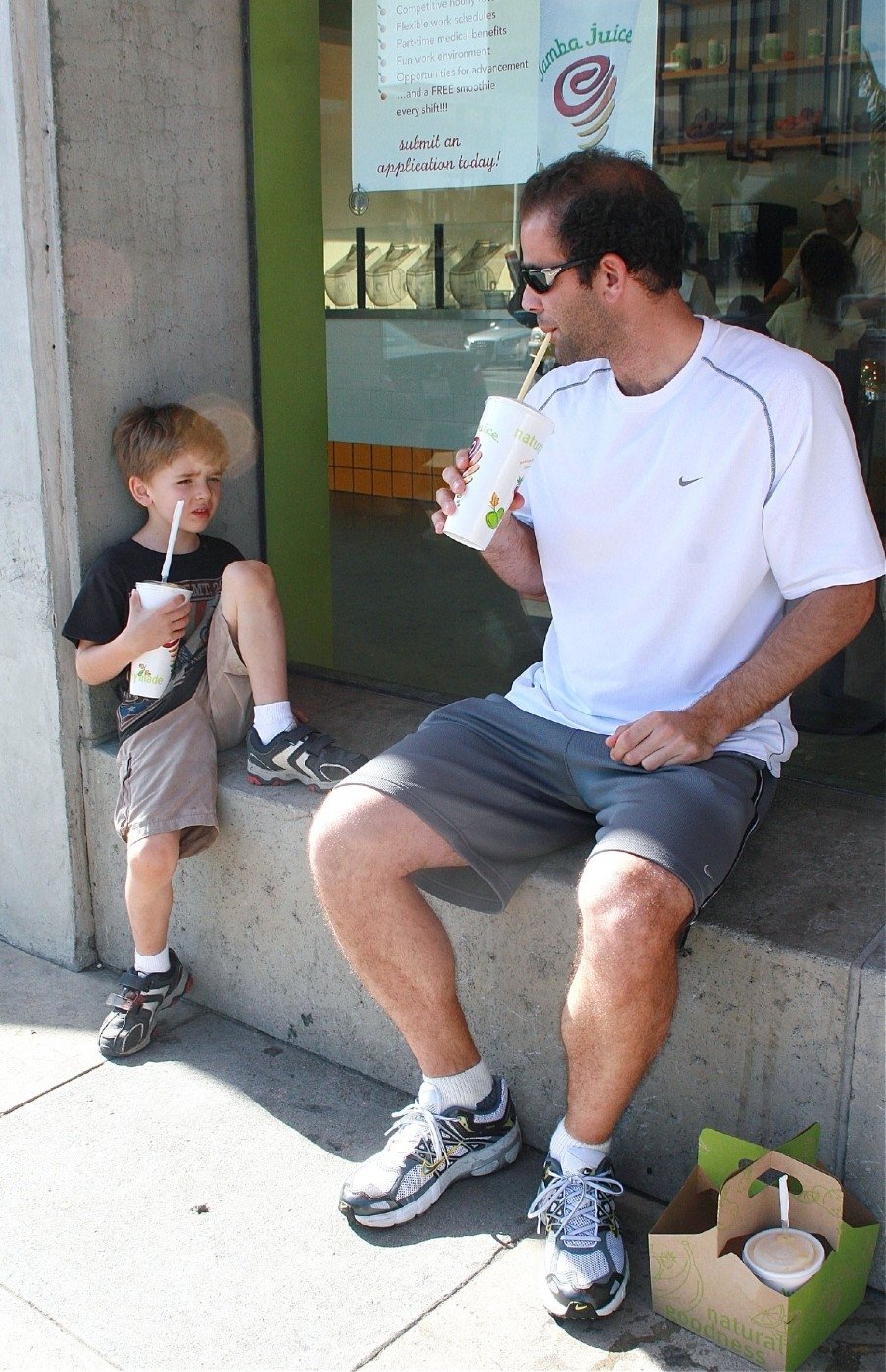 Pete Sampras si vychutnává limonádu se svým synem