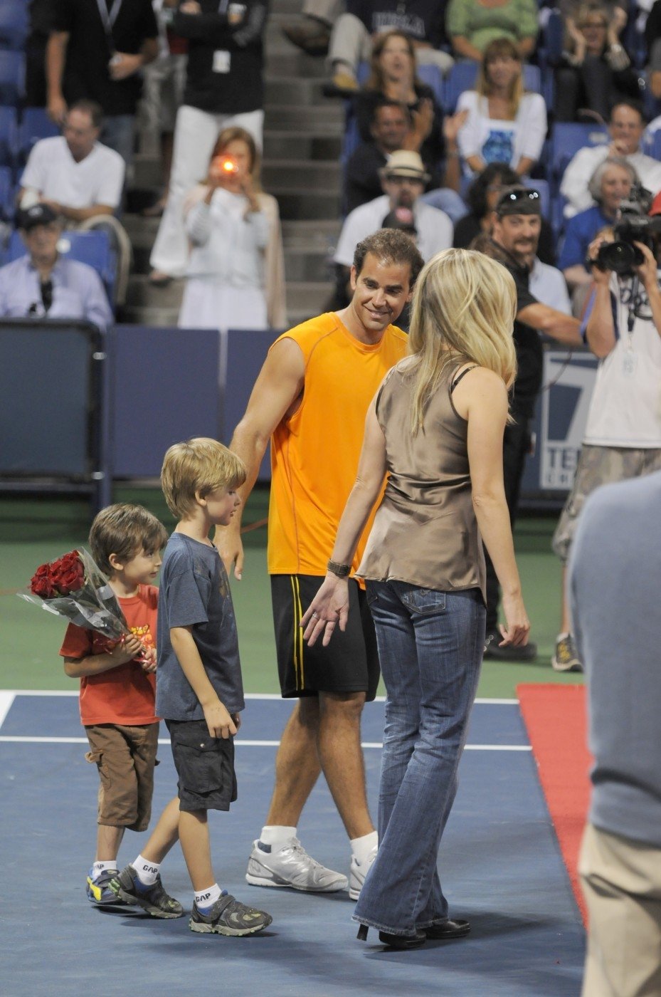 Samprasova rodinka fandila tátovi Petovi na exhibičním tenisovém turnaji