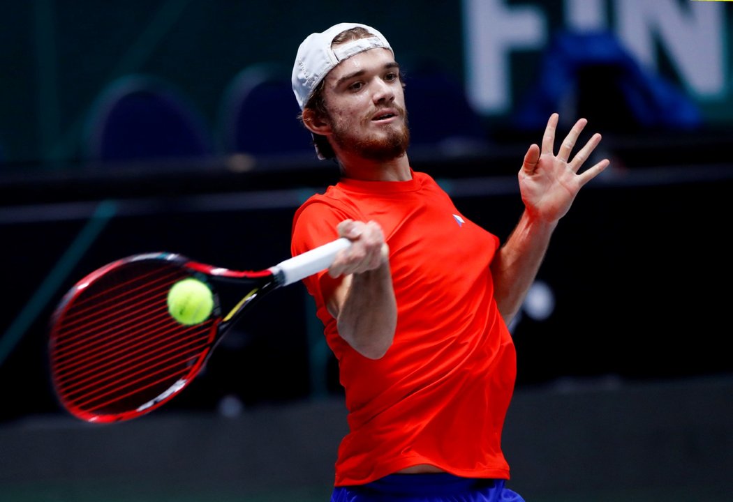 Český tenista Tomáš Macháč v zápase Davis Cupu proti zkušenému francouzskému tenistovi Richardu Gasquetovi