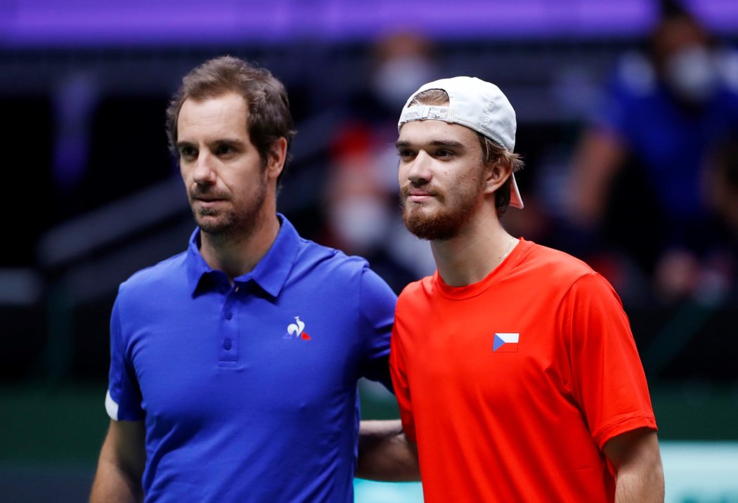 Zkušený francouzský tenista Richard Gasquet proti českému hráči Tomáši Macháčovi ve finálovém turnaji Davis Cupu