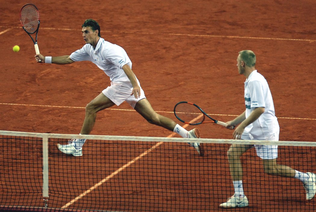 František Čermák v daviscupovém utkání v deblu s Leošem Friedlem v roce 2005.