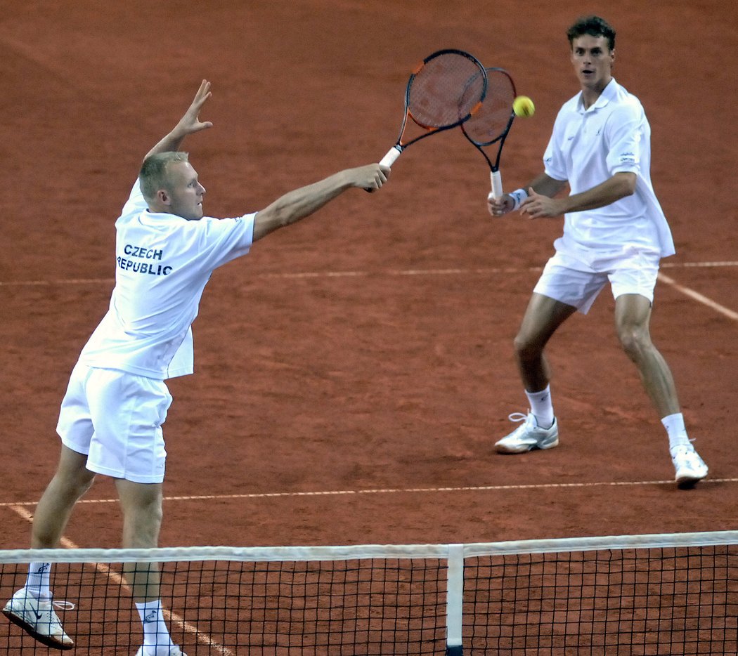 František Čermák v daviscupovém utkání v deblu s Leošem Friedlem v roce 2005.