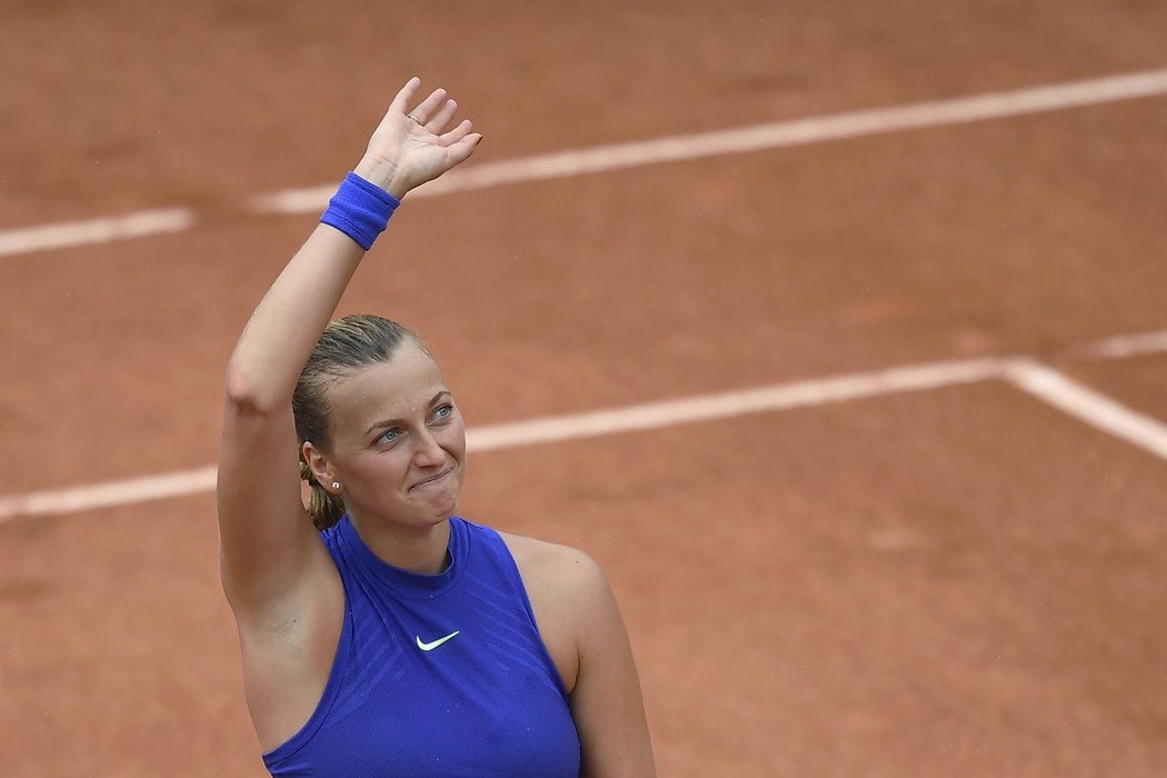 Petra Kvitová děkuje fanouškům po svém vítězství na French Open po svém návratu na kurty