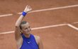 Petra Kvitová děkuje fanouškům po svém vítězství na French Open po svém návratu na kurty