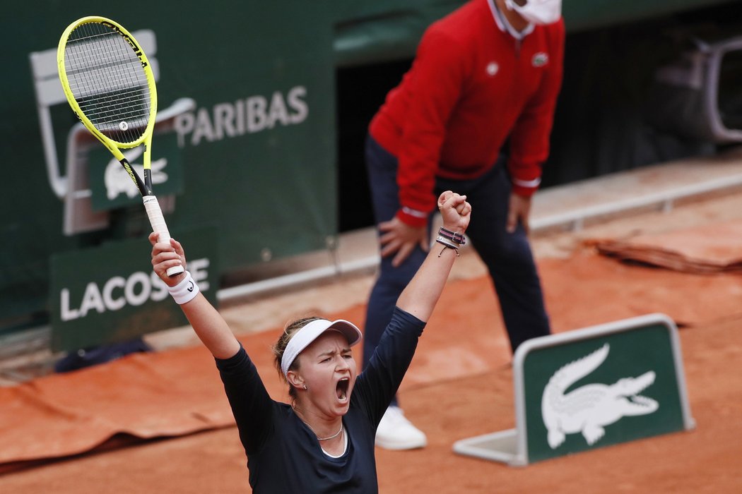 Barbora Krejčíková se raduje z vítězství nad Elinou Svitolinovou a postupu do osmifinále French Open
