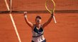 Barbora Krejčíková se raduje z triumfu nad Sloane Stephensovou a postupu do čtvrtfinále French Open