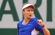 Barbora Krejčíková se raduje ve třetím kole French Open