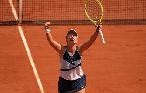 Barbora Krejčíková se raduje z triumfu nad Sloane Stephensovou a postupu do čtvrtfinále French Open