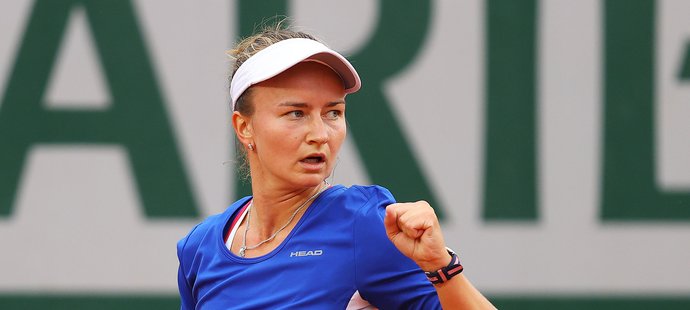 Barbora Krejčíková se raduje ve třetím kole French Open