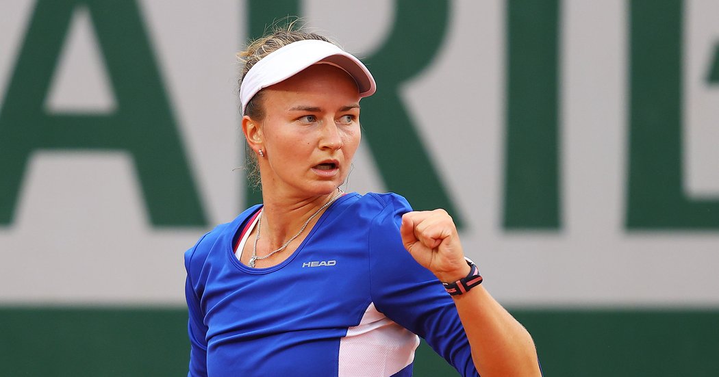 Barbora Krejčíková se raduje ve třetím kole French Open