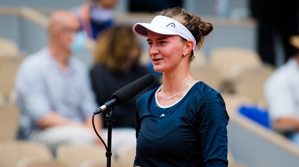 Barbora Krejčíková při rozhovoru po vítězném zápase s Elinou Svitolinovou ve třetím kole French Open