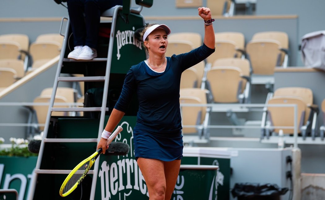 Barbora Krejčíková se raduje po triumfu ve 3. kole French Open