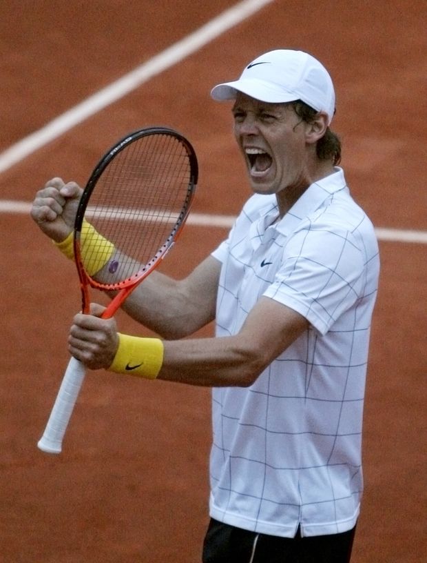 Tomáš Berdych se raduje z postupu do čtvrtfinále French Open Tomáš Berdych se raduje z postupu do čtvrtfinále French Open
