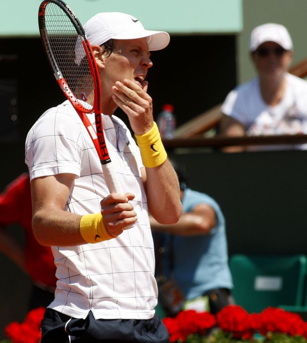 Tomáš Berdych lituje zkaženého míčku v duelu s Robinem Söderlingem Tomáš Berdych lituje zkaženého míčku v duelu s Robinem Söderlingem