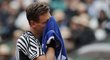 Tomáš Berdych schovává tvář v ručníku v zápase s Novakem Djokovičem ve čtvrtfinále French Open