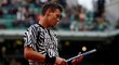 Tomáš Berdych zklamaně zkoumá svoji raketu ve čtvrtfinále French Open s Novakem Djokovičem