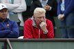 Trenér Novaka Djokoviče Boris Becker sleduje jeho čtvrtfinálový duel s Tomášem Berdychem