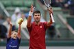 Novak Djokovič slavil triumf nad Tomášem Berdychem opět se sběračem míčků